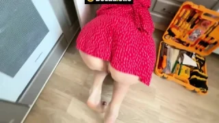 Antalyalı Rus Yenge Kocasının Çağırdığı Tesisatçıya Boruyu Döşetiyor